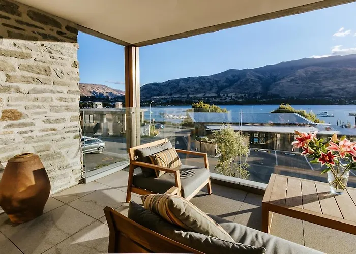 Lakeside Luxury 1 Bdrm 2 Bathroom!