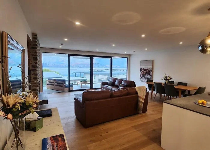 Apartment Lakeside Luxury 1 Bdrm 2 Bathroom!