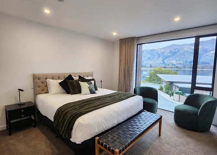 Lakeside Luxury 1 Bdrm 2 Bathroom! Apartment