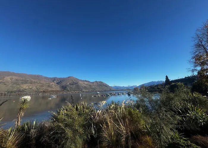 Apartment Lakeside Luxury 1 Bdrm 2 Bathroom!