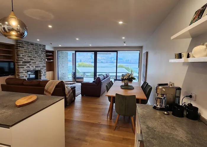 Lakeside Luxury 1 Bdrm 2 Bathroom! Apartment