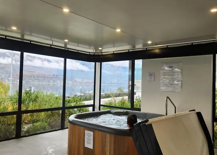 Lakeside Luxury 1 Bdrm 2 Bathroom! *